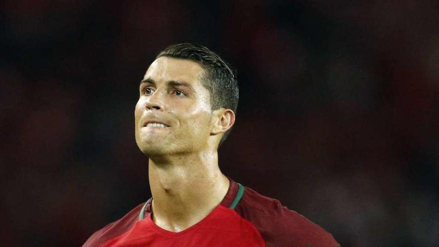 Cristiano Ronaldo hace una mueca tras su gol en una acción invalidada ante Austria. // Darren Staples