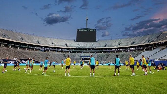 La plantilla escucha a Xavi antes del entrenamiento en el círculo central.