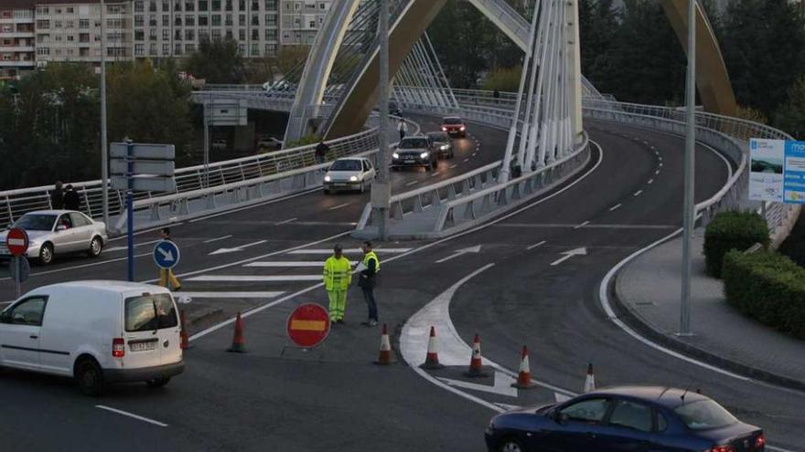 Corte al tráfico a última hora de ayer, para proceder al asfaltado del puente. // Jesús Regal