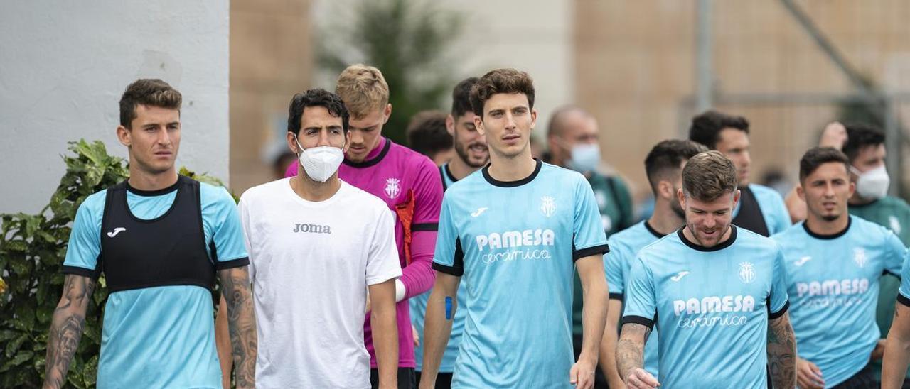 Jugadores del Villarreal tras el entrenamiento previo al derbi valenciano.