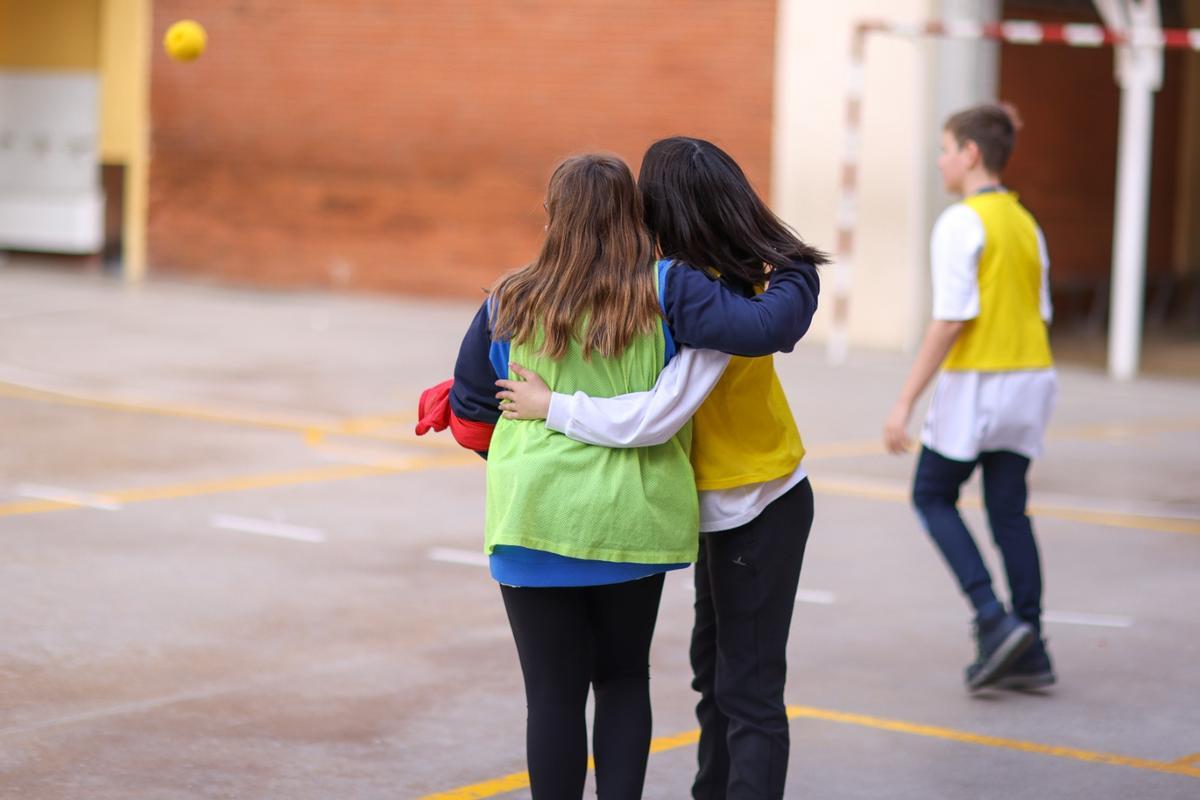 Dos niñas durante una actividad