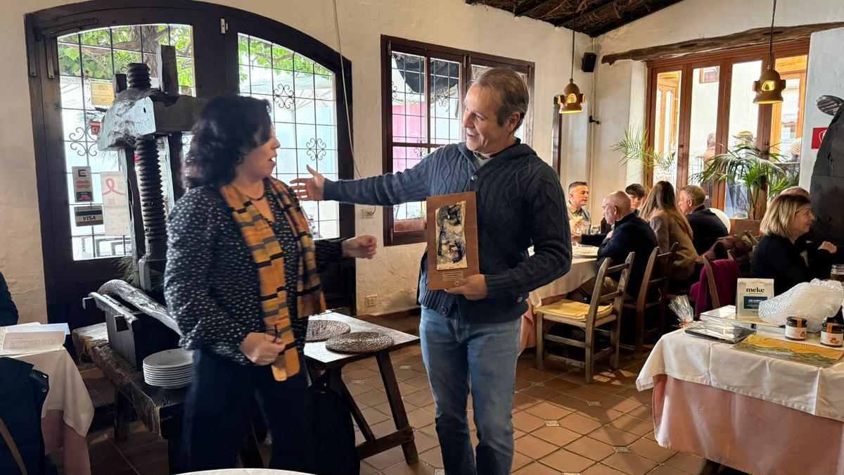Entrega del galardón a Silvia Escandell, presidenta del colectivo Jesús en Transició.