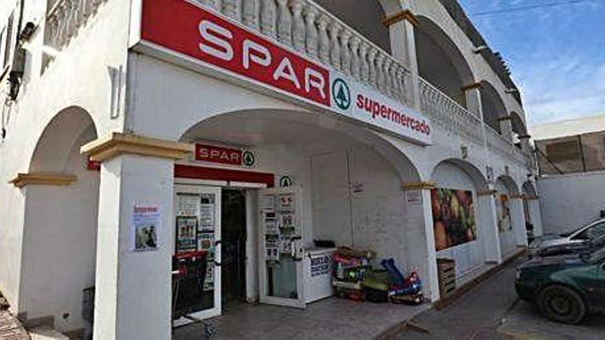 La Guardia Civil busca a los autores de un robo en este supermercado de Sant Rafel.