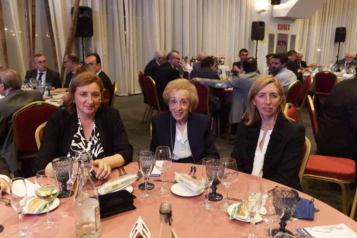 Sonia Soriano, Asunción Manzanet y María José Soriano, en una gala de Empresa del Año de 'Mediterráneo'.