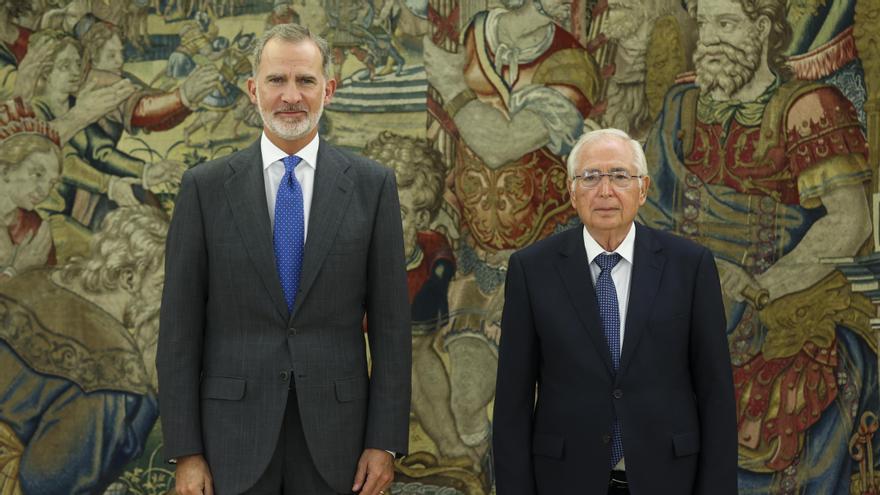 El rey Felipe VI se reúne con el presidente de Melilla, Juan José Imbroda.