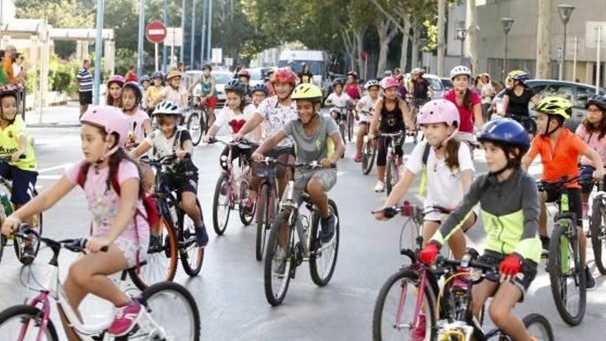La «bicicletada» escolar toma las calles de Xàtiva