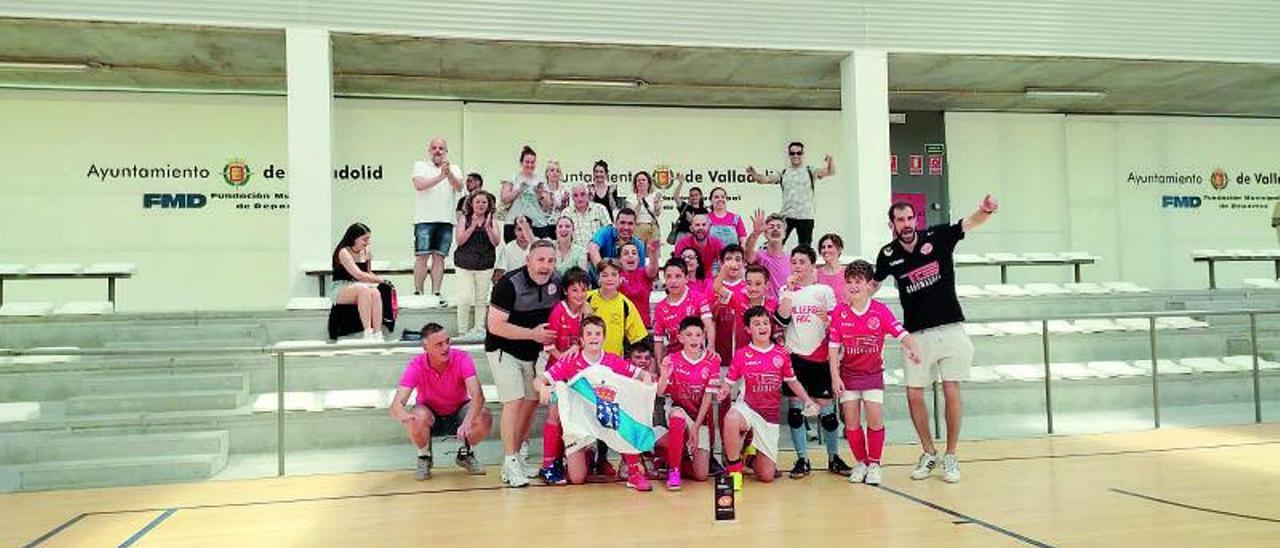 Jugadores, cuerpo técnico y aficionados desplazados a Valladolid festejan la victoria del IES Coruxo ante el Tierno Galván. |  // CEDIDA