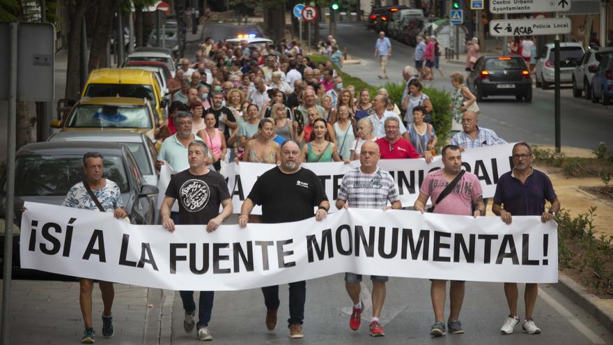 Un grupo de vecinos exige salvar la fuente monumental de San Vicente de las mascletás