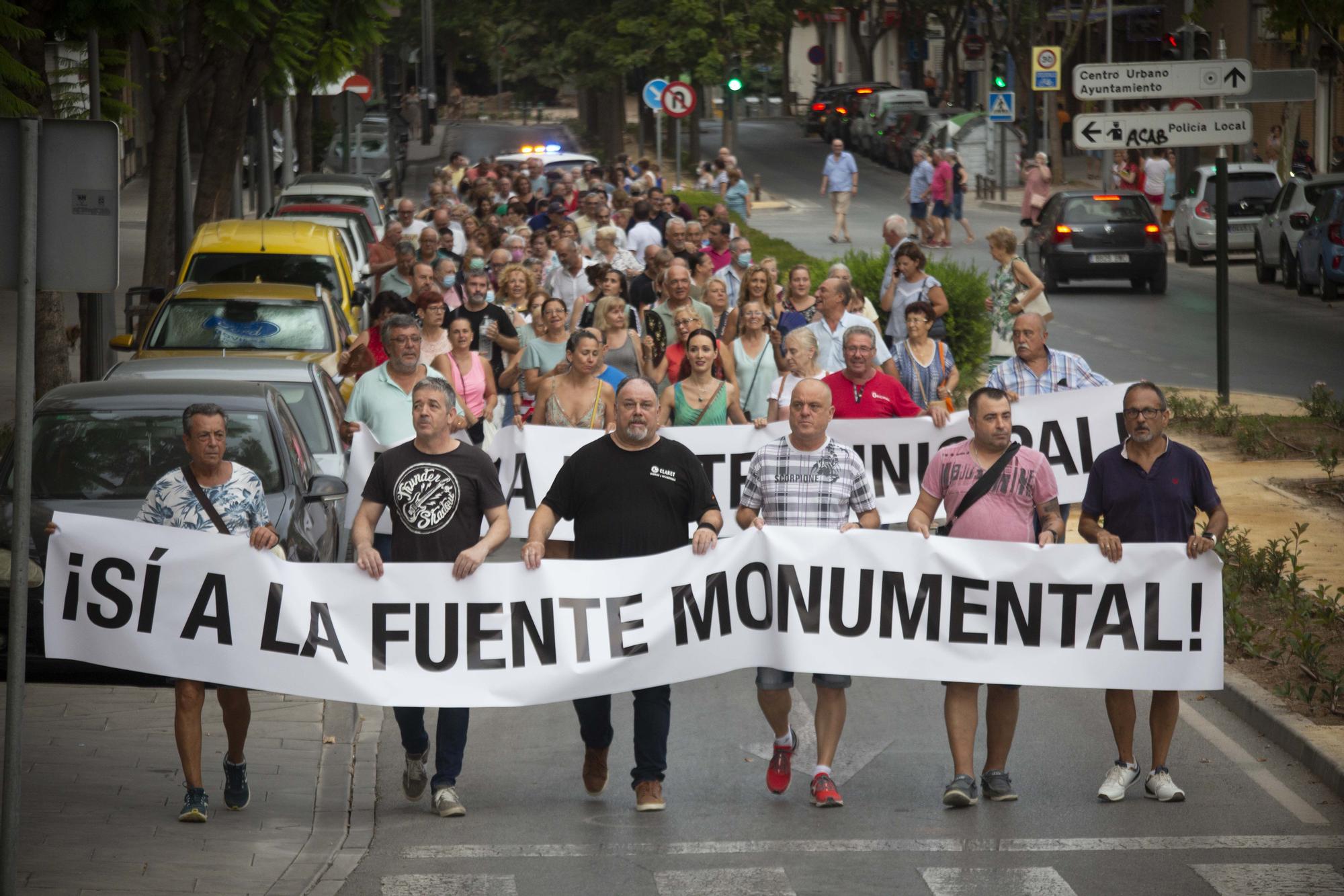 Trescientas personas exigen salvar la fuente de la carretera de Agost de San Vicente