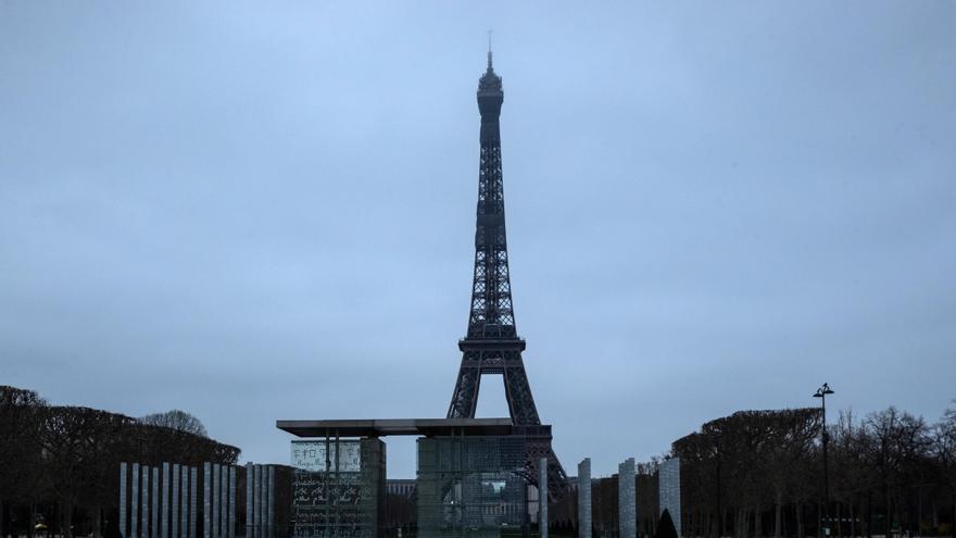 Evacúan la Torre Eiffel por una amenaza de bomba