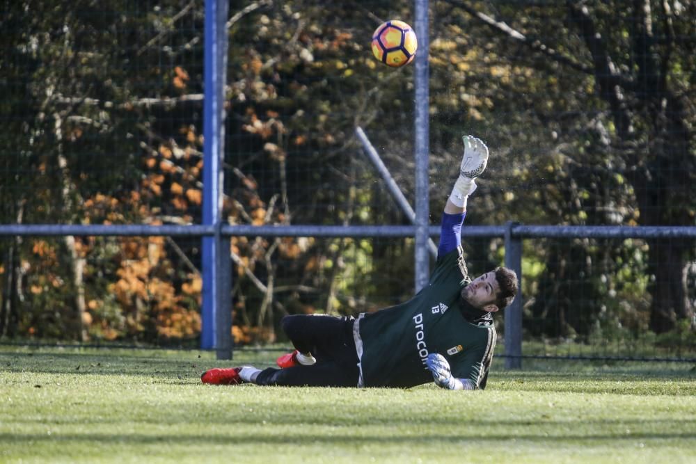 Entrenamiento del Real Oviedo a puerta abierta en El Requexón