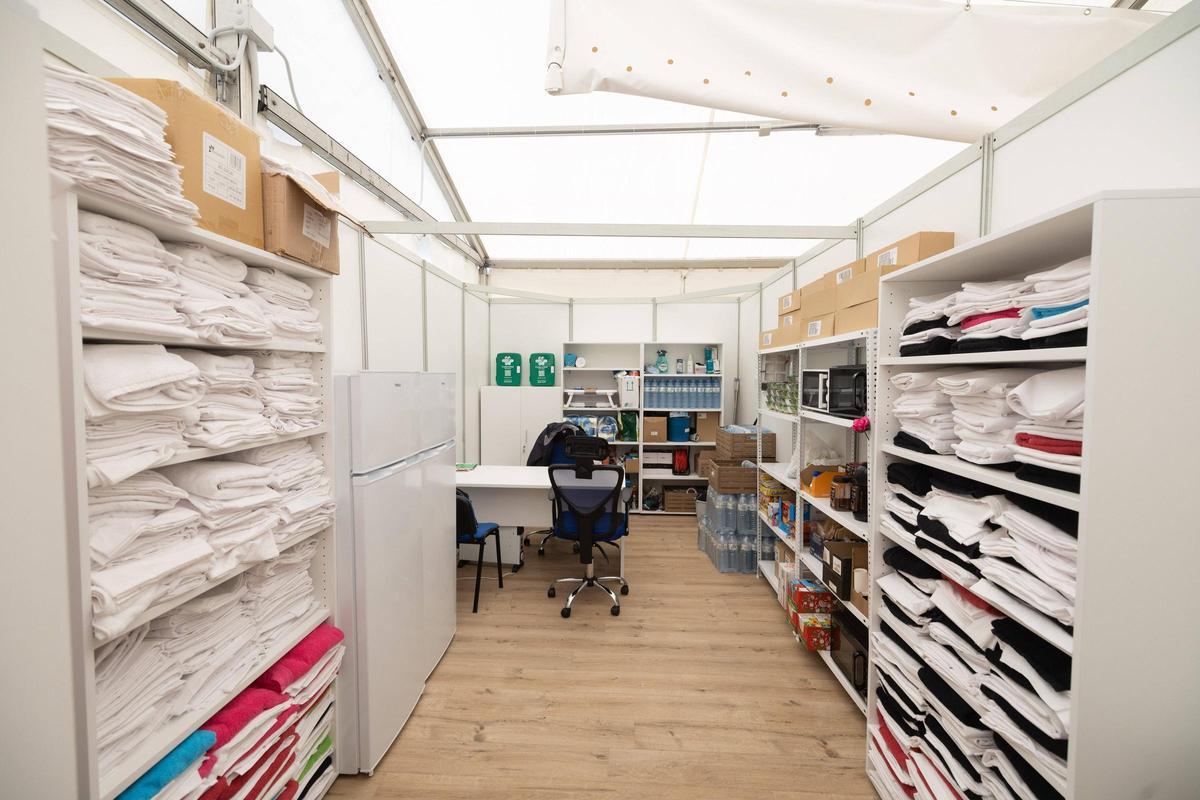 Almacén con ropa y toallas para los migrantes