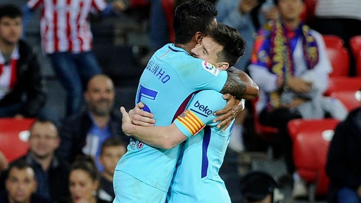 Paulinho y Messi celebran un gol en el Camp Nou