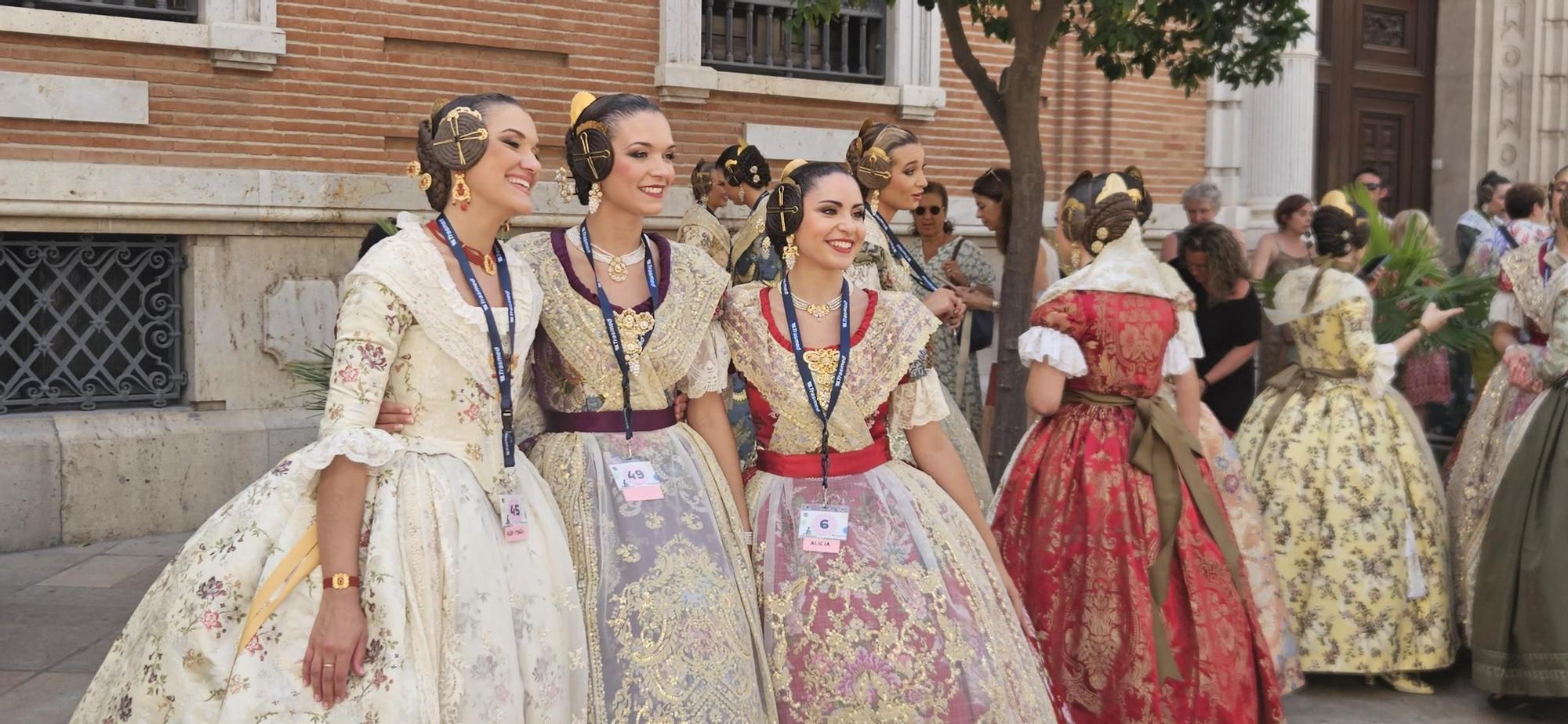Baño de multitudes de las candidatas a Fallera Mayor de València 2025