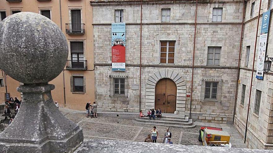 La Casa Pastors de Girona, davant la Catedral.
