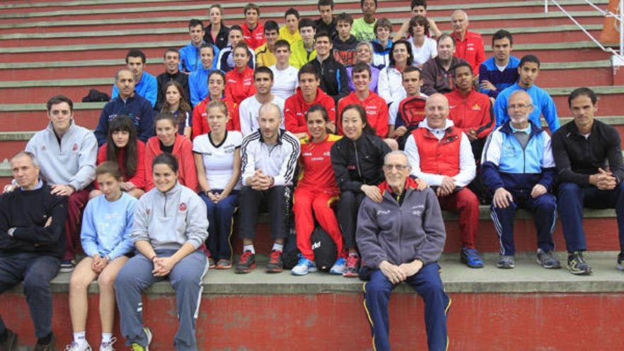 El grupo de atletas y técnicos que participan esta Semana Santa en la concentración de fondo en Vigo, ayer en Balaídos. // J. Lores