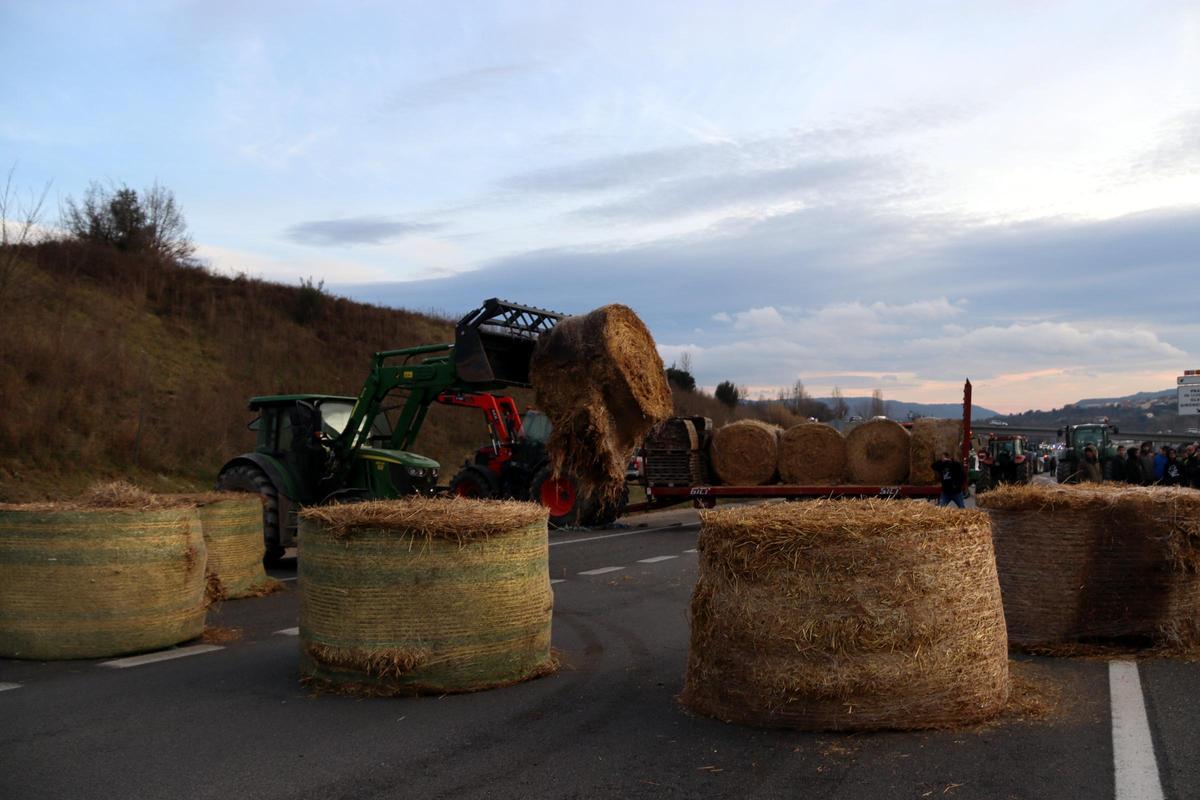Bales de palla al mig de la C-16, a Olvan, aquest dijous al vespre