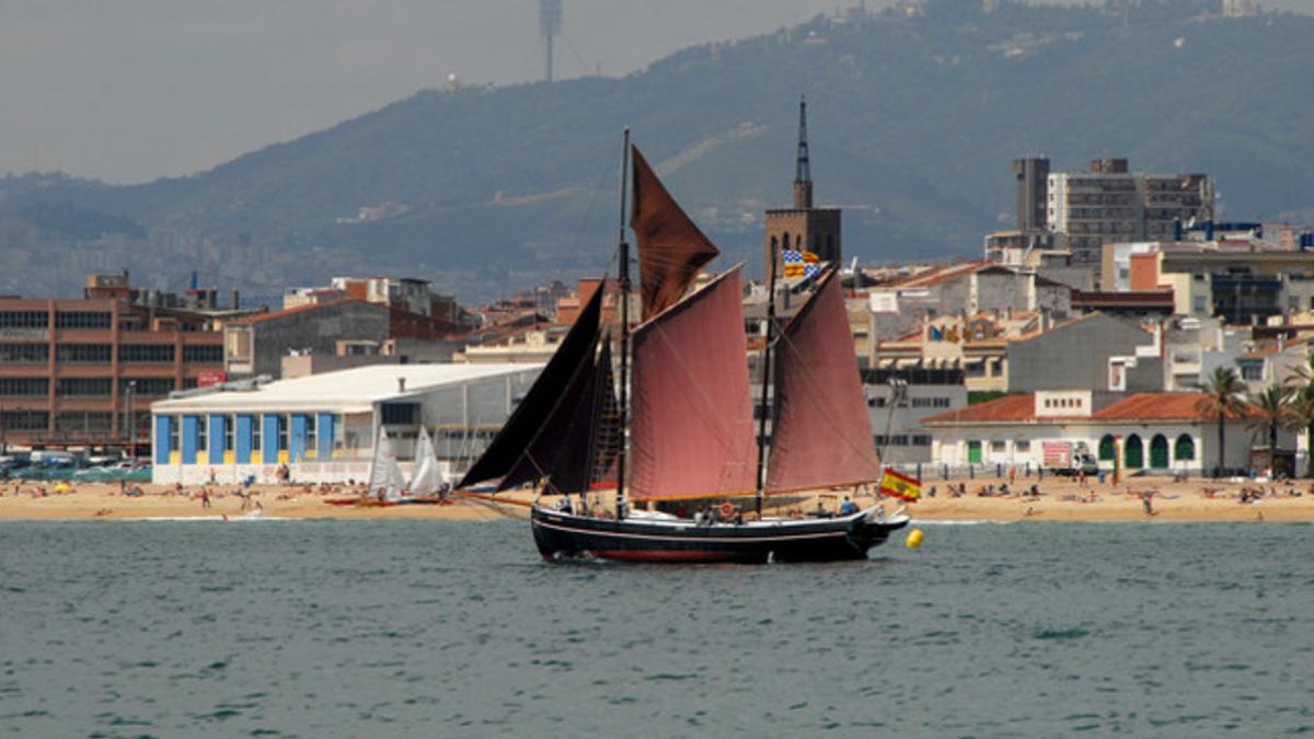 Imagen de un velero en el litoral badalonés.