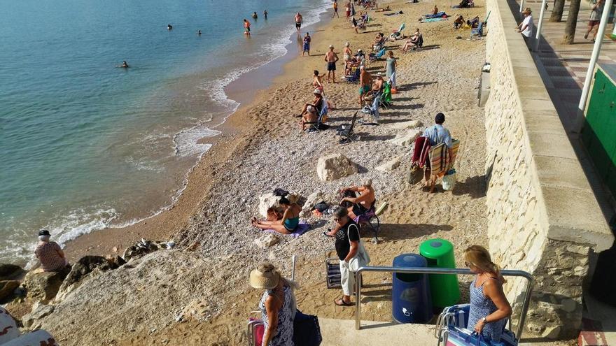 Xàbia cierra la playa de la Grava al detectar el vertido de una embarcación
