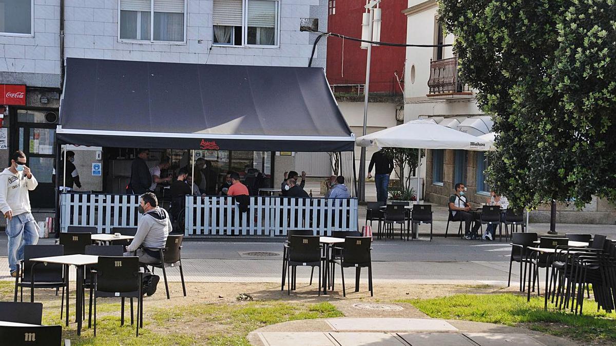 Una terraza de A Banda do Río, con las mesas separadas en el parque para garantizar la distancia.   | // G.N.