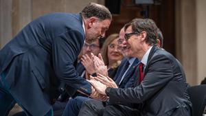 El president de la Generalitat, Salvador Illa, saludando al líder de ERC, Oriol Junqueras, este martes en el acto institucional del año Josep Irla.