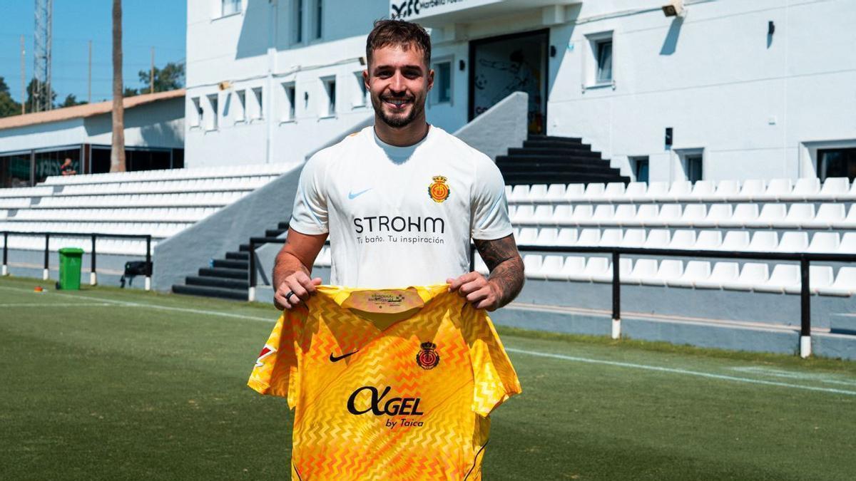 Arnau Tenas posa con su nueva camiseta en el Marbella Football Center.