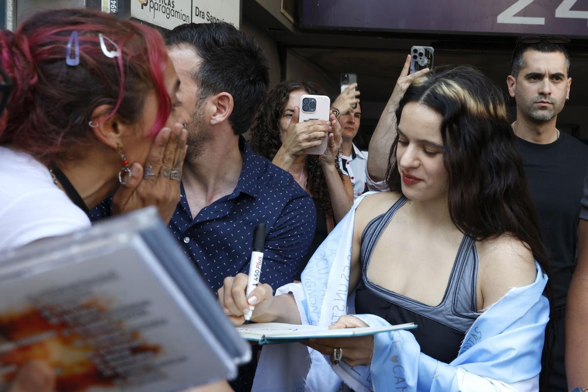 AME3773. BUENOS AIRES (ARGENTINA), 28/11/2025.- La cantante Rosalía firma autógrafos afuera de un estudio de streaming este viernes, en Buenos Aires (Argentina.) EFE/ STR