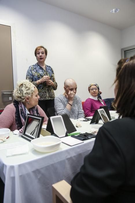 Curso de maquillaje para enfermas de cáncer en el HUCA