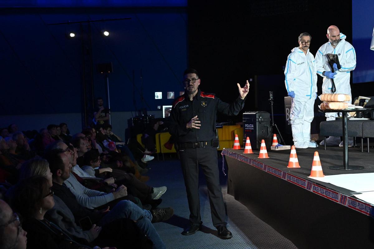 El cabo Roger Heredia explicando en el taller de los Mossos en BCNegra 2026