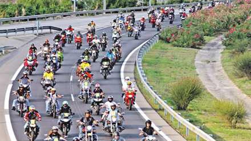 Los motoristas a su paso por la autopista de Andatx.