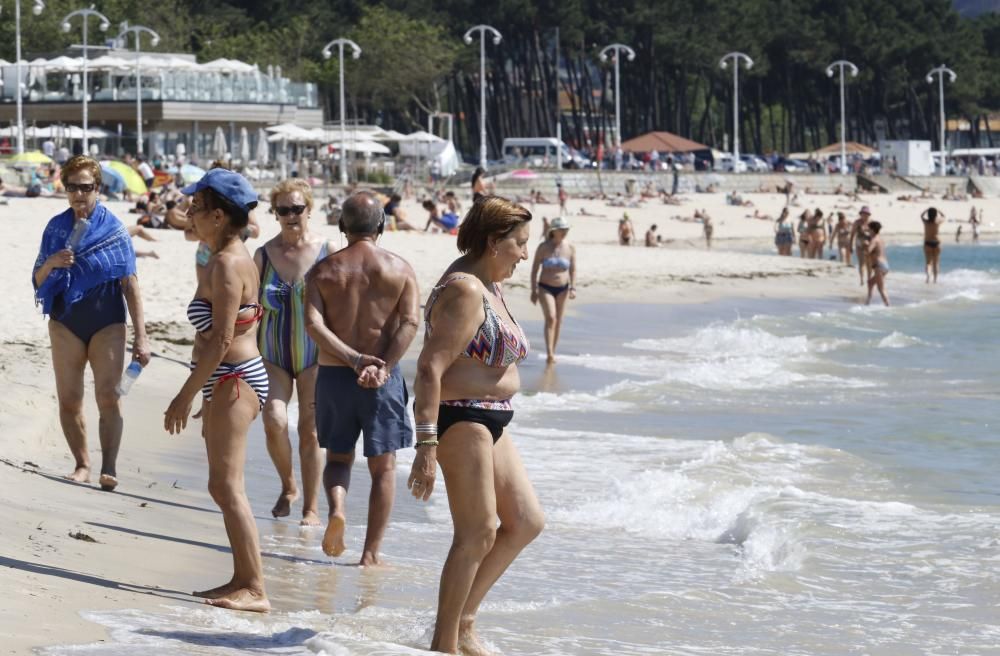 Samil se llena de bañistas ansiosos de sol // Alba Villar