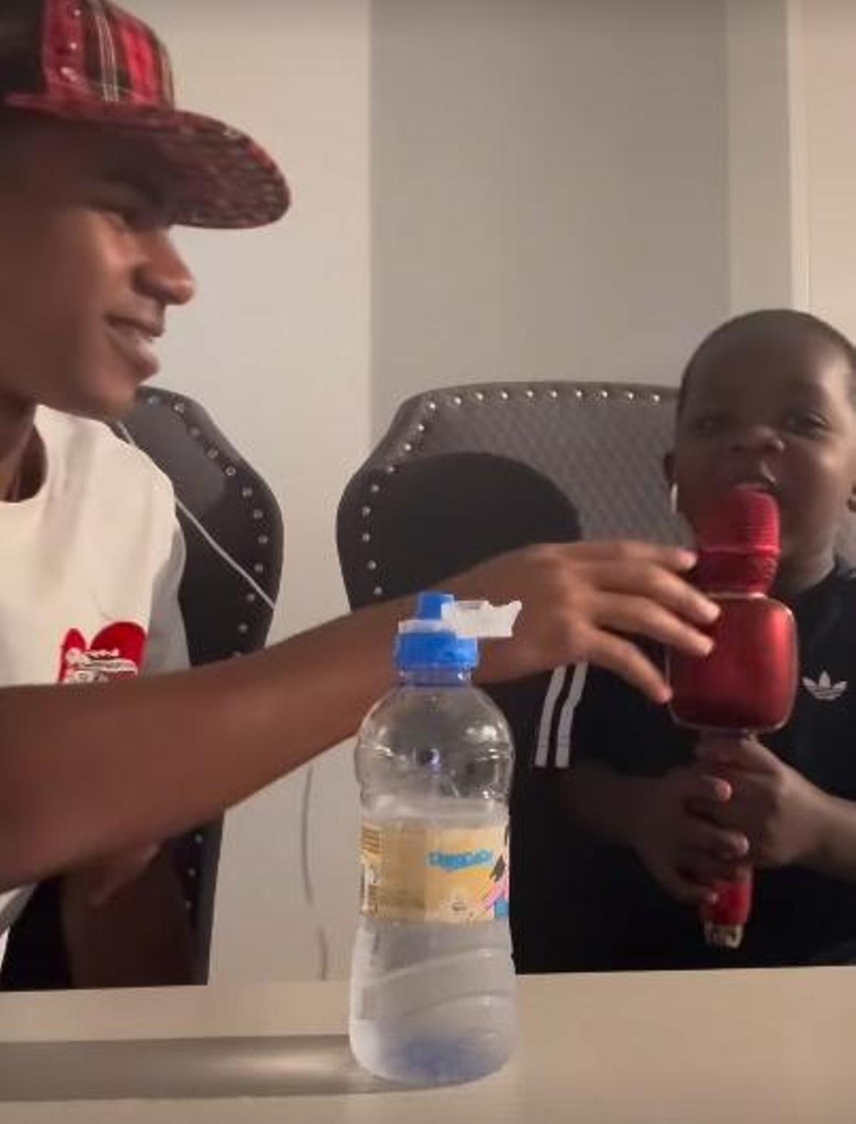 Lamine Yamal and her brother Keyne sing Shakira's 'Waka waka'.