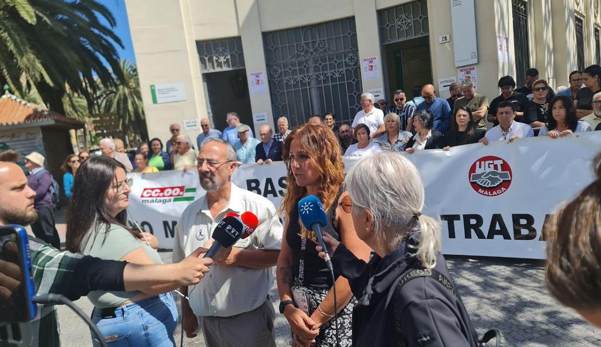 Vicente Sandoval, de UGT, y Lola Segado, de CCOO, atienden a los medios este viernes en Málaga.