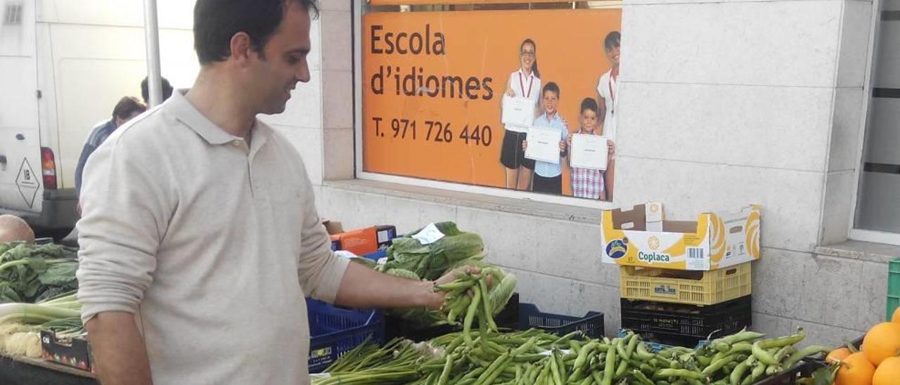 Antoni Estelrich muestra un manojo de habas tiernas.