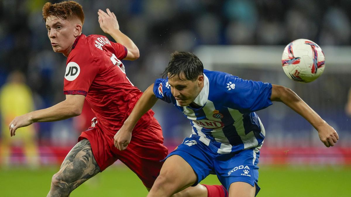 BARCELONA, 25/10/2024.- El centrocampista del Espanyol Álvaro Tejero (d) lucha con el argentino Valentín Barco, del Sevilla, durante el partido de LaLiga de fútbol entre el RCD Espanyol y el Sevilla FC, este viernes en el RCDE Stadium. EFE/ Enric Fontcuberta
