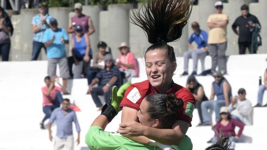 Cata Coll se abraza a una compañera tras pasar a la final del Mundial sub17.