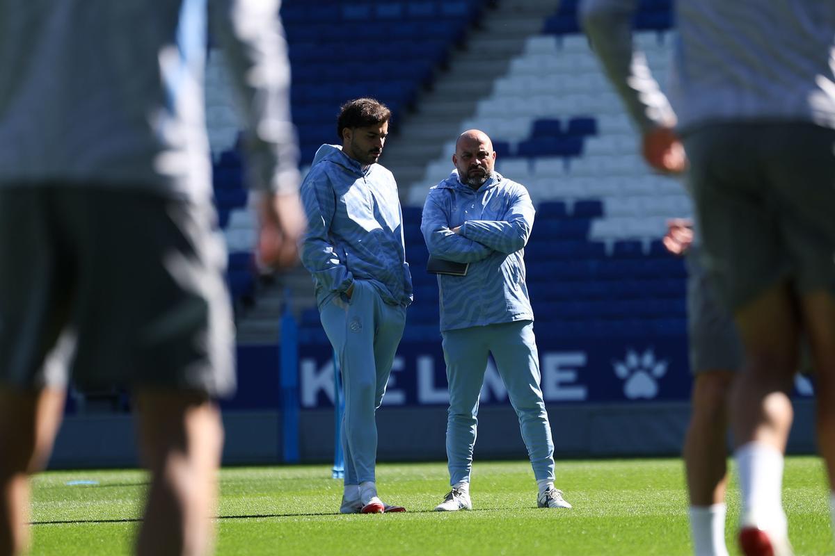 Manolo González, junto a su ayudante Gerard Garrido, en el entrenamiento de este viernes en Cornellà.