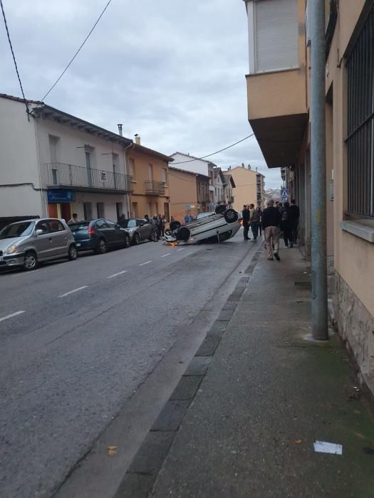 Un cotxe bolca a la carretera de Riudaura d'Olot