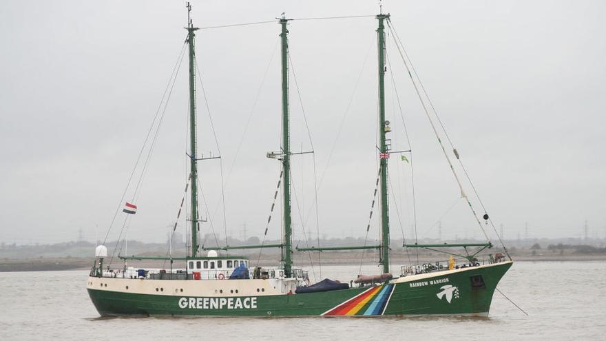 El &quot;Rainbow Warrior&quot; de Greenpeace.