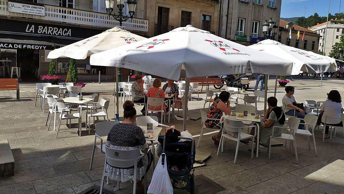 Una terraza de un establecimiento de hostelería del centro urbano de Redondela.