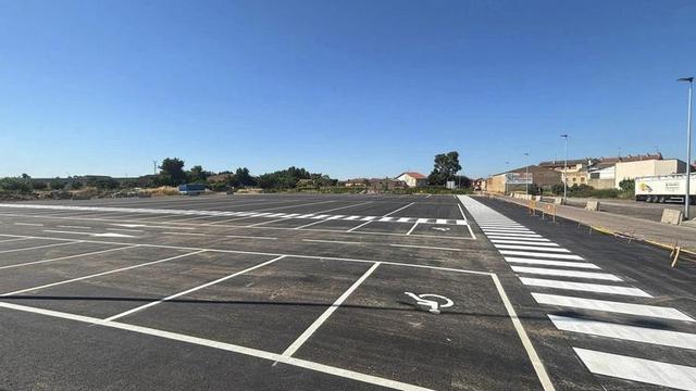 Ya ha concluido el asfaltado del parquin junto a las peñas y la actuación en la calle Trascastillos finalizará en septiembre.