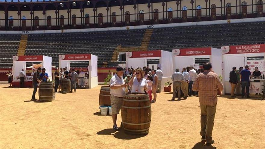 La I Fiesta Ibérica del Vino marida catas, música y gastronomía en el coso taurino