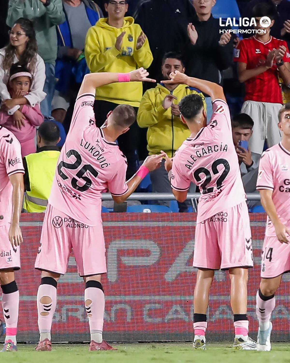 Lukovic y Ale García festejan el 2-0 ante el Eibar, en la última jornada.