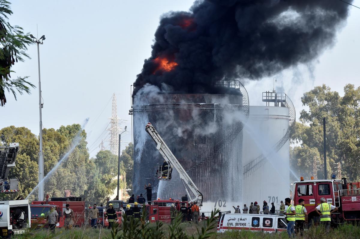 Un equipo de bomberos trabaja en la extinción de un tanque de combustible en  Zahrani, el pasado 11 de octubre.