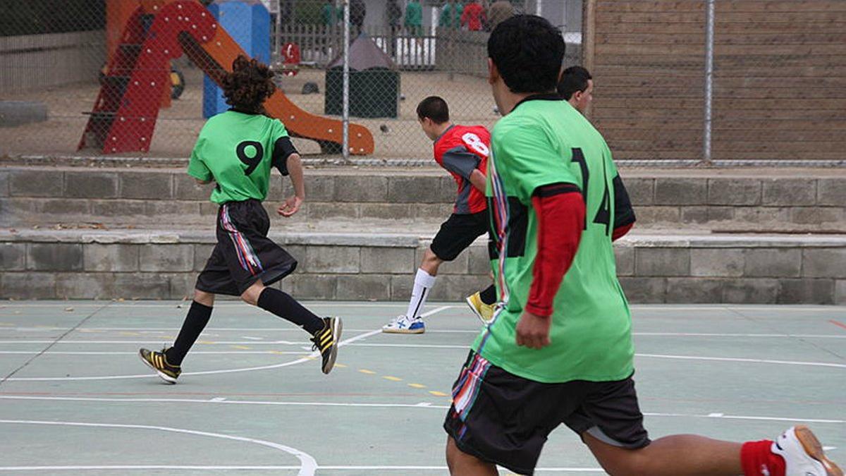 Unos jóvenes juegan a fútbol sala