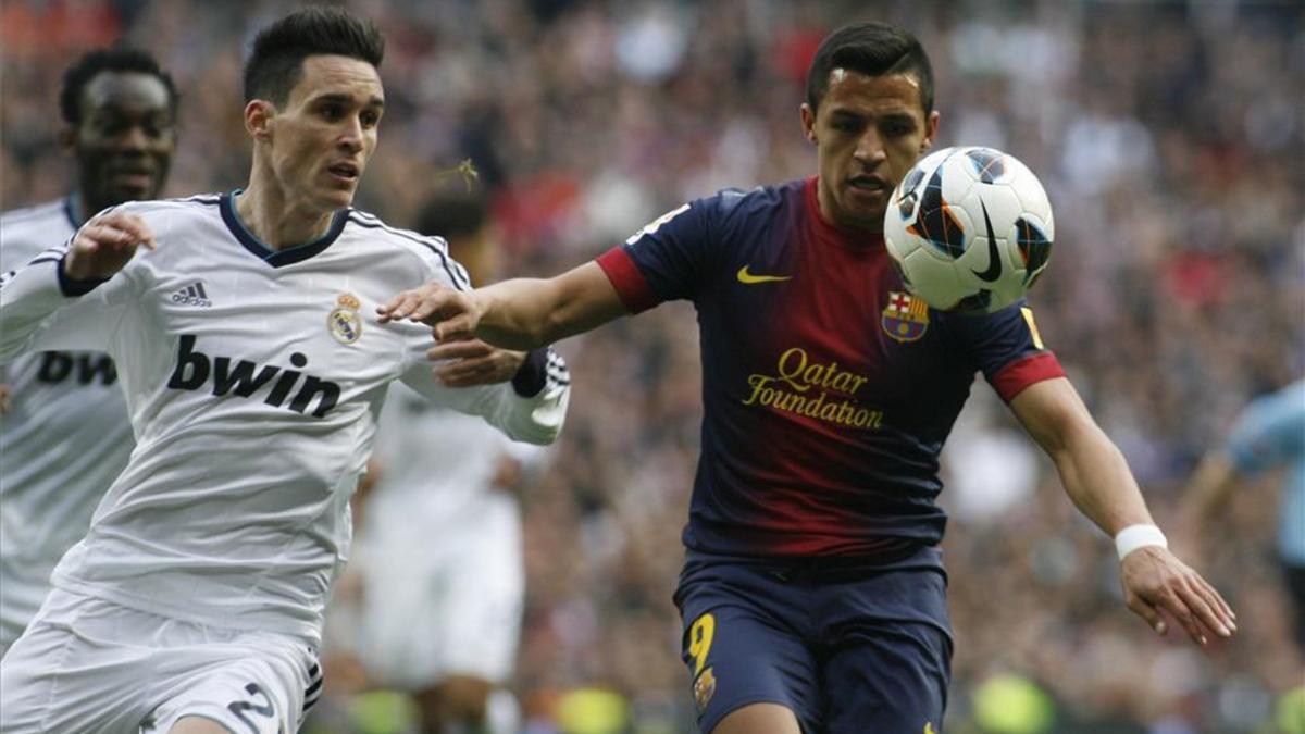 Alexis Sánchez y Callejón pelean por un balón durante un Clásico de 2013