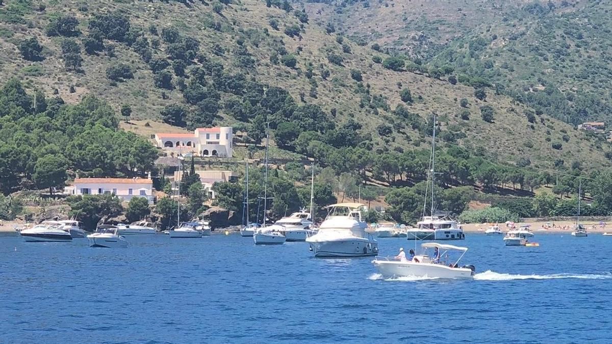 Embarcacions en el litoral del Cap de Creus.