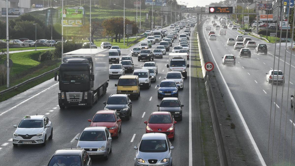 Tráfico muy intenso en la entrada a A Coruña por Alfonso Molina.