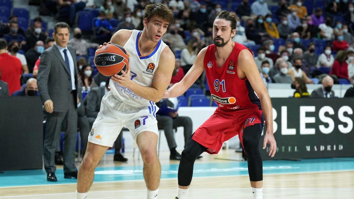 Urban Klavzar en un partido con el Real Madrid