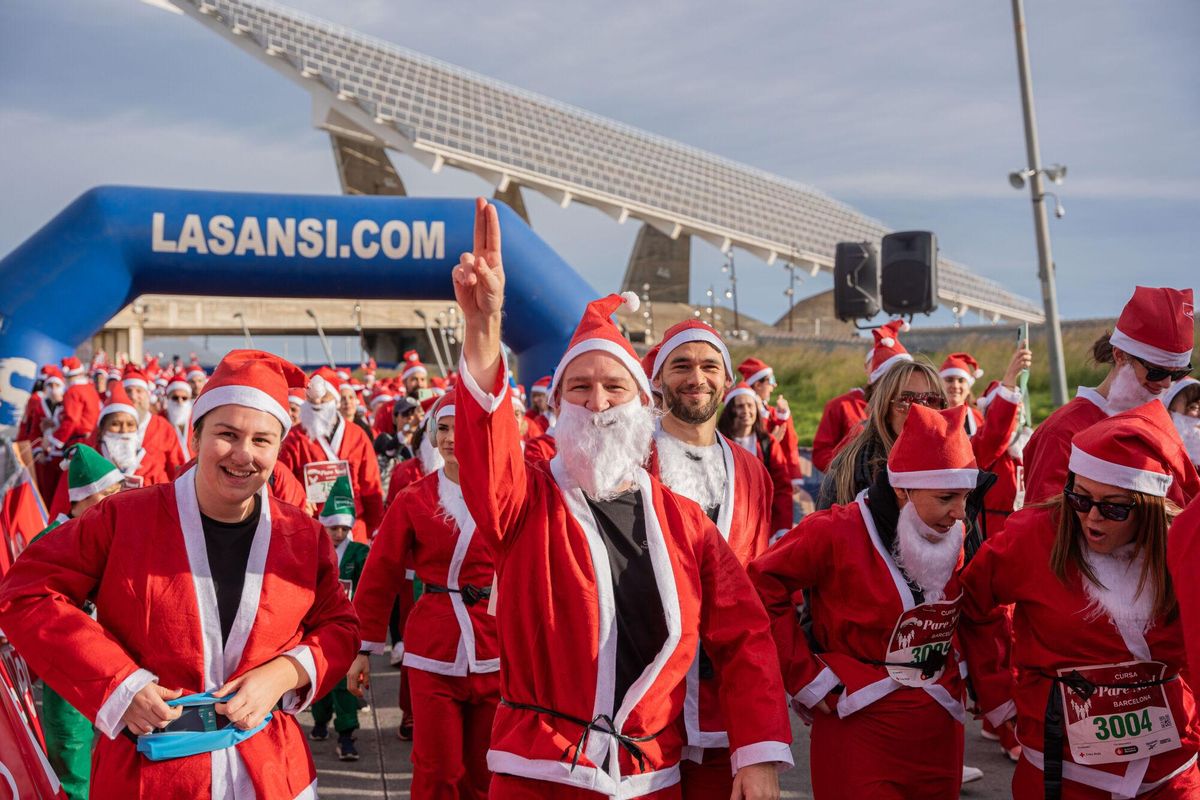 Cientos de Santa Claus corren por Barcelona en la primera Cursa del Pare Noel